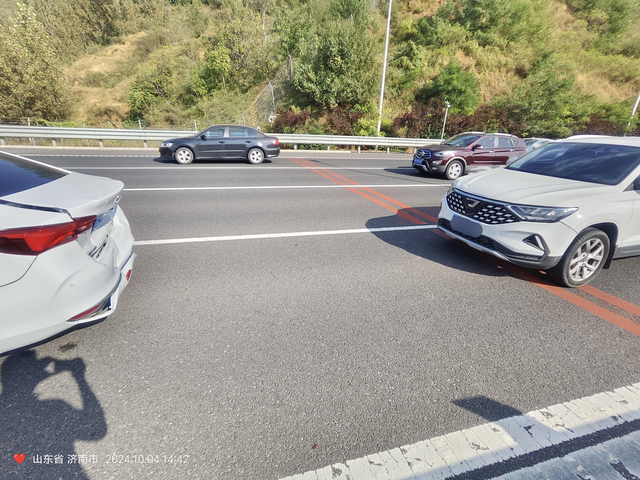 捷达VS5撞到威朗了跑高速时VS5变道，前方威朗突然减速，VS5和威朗车距有些