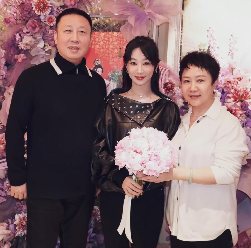 杨紫全家福台上是万众瞩目视后，合照里永远是被爸妈疼爱的小姑娘，全家福里藏着一家人