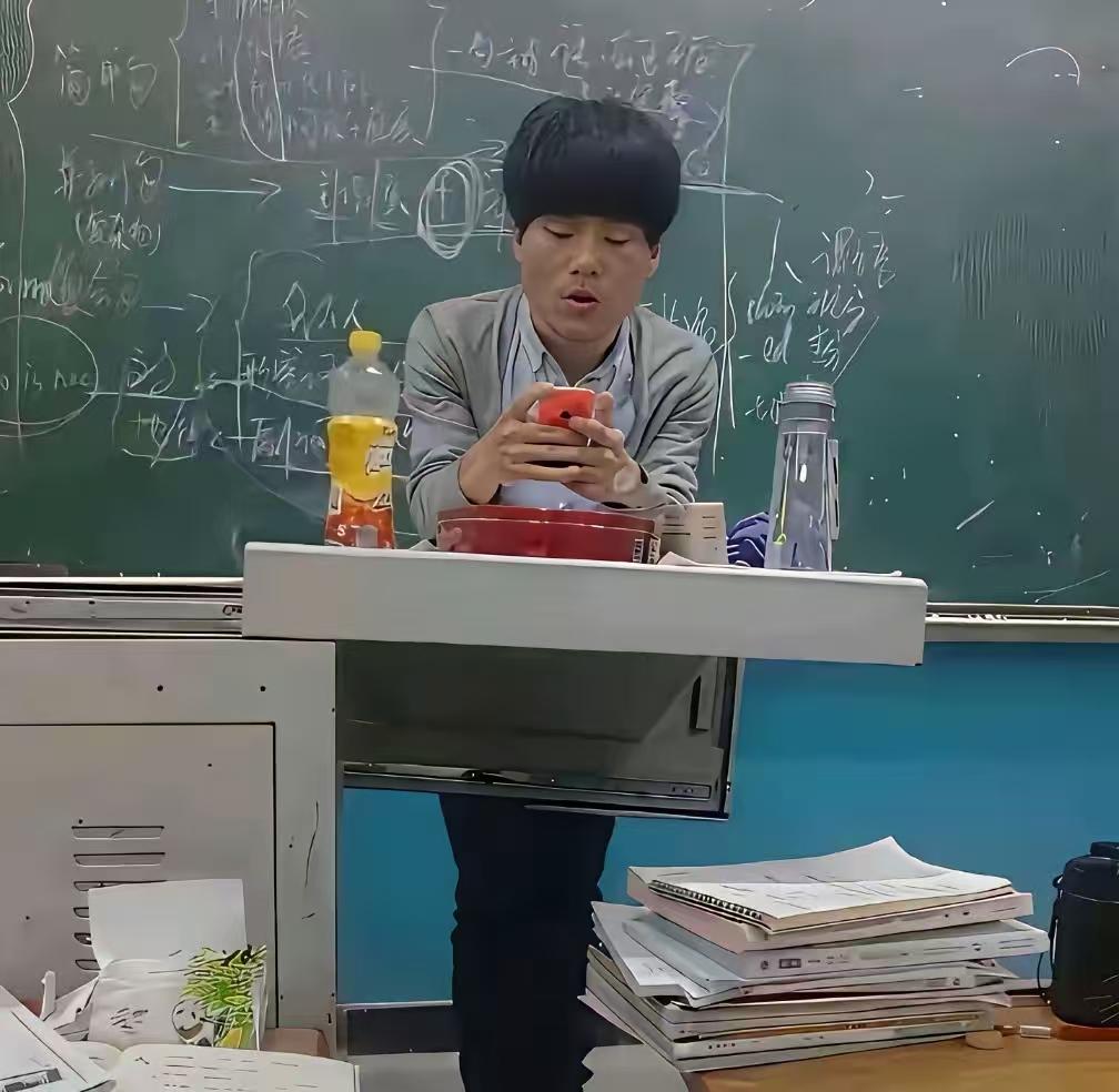 小董那时候还真是其貌不扬啊，发型还有点杀马特的影子，现在可算是长开了，妥妥的总裁