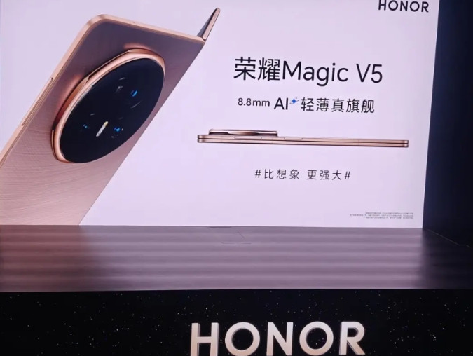 听着荣耀CEO李健讲情怀述事，想起荣耀前CEO赵明，两人发布会的不同形态，总有一