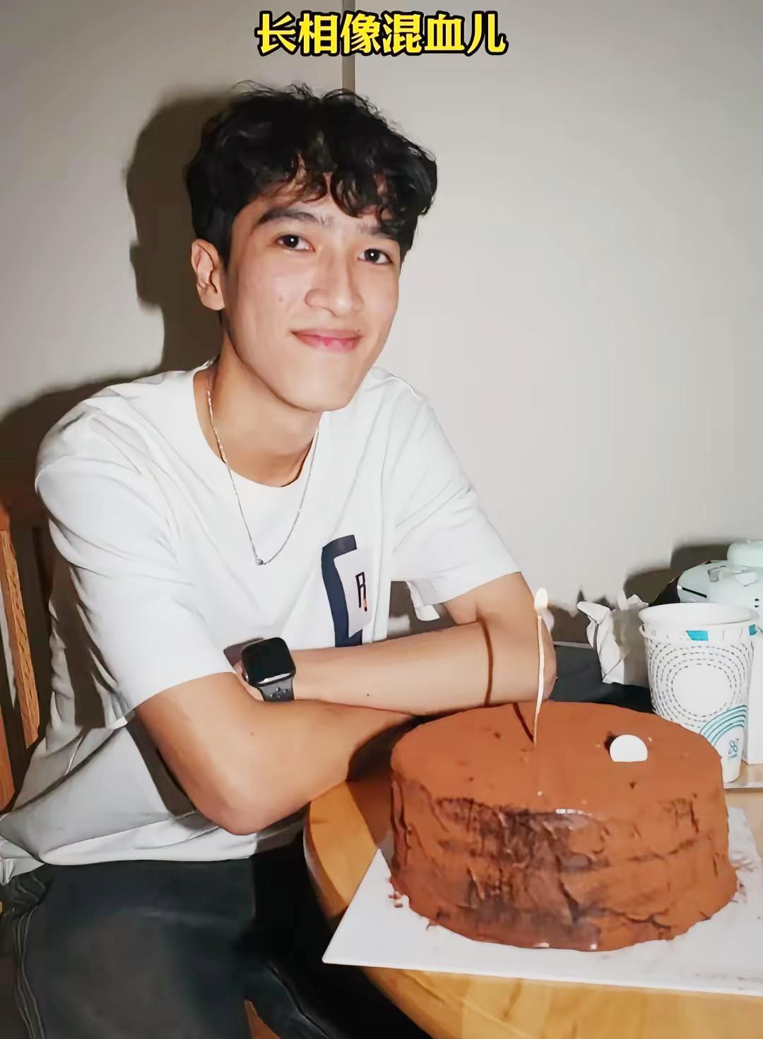 李克勤18岁儿子李立仁生日照曝光，网友直接炸开锅。上半张脸简直是李克勤复制粘贴，