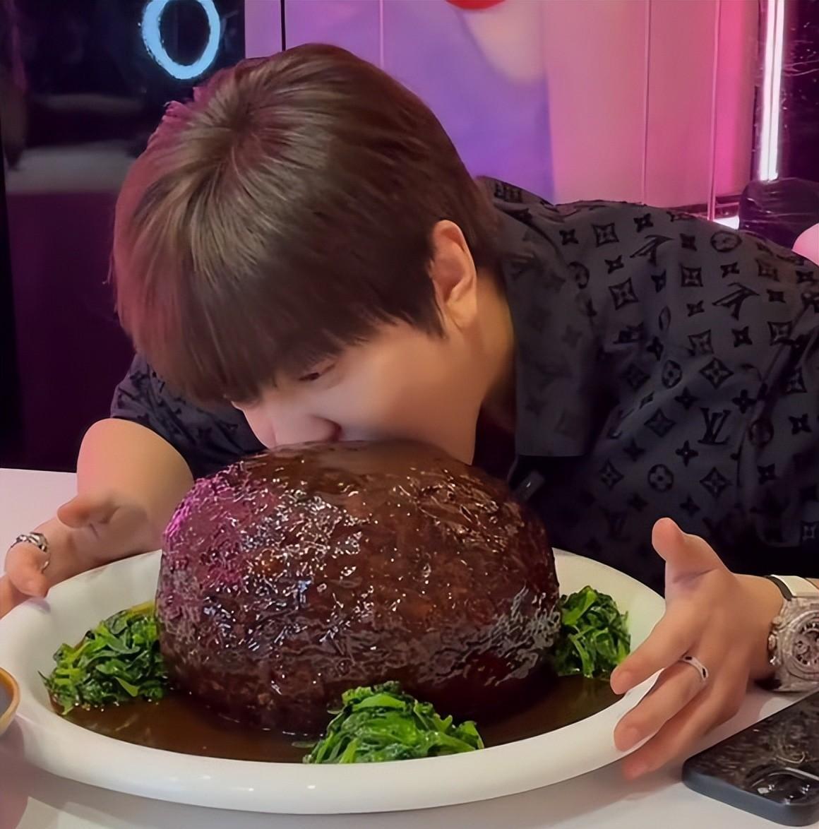 官方通报网红白冰偷税九百余万！白冰是某平台短视频的知名博主，粉丝量超4000万，