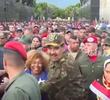 前天委内瑞拉首都加拉加斯的街直接闹翻天了，总统马杜罗裹着一身军装手里攥着把来头不