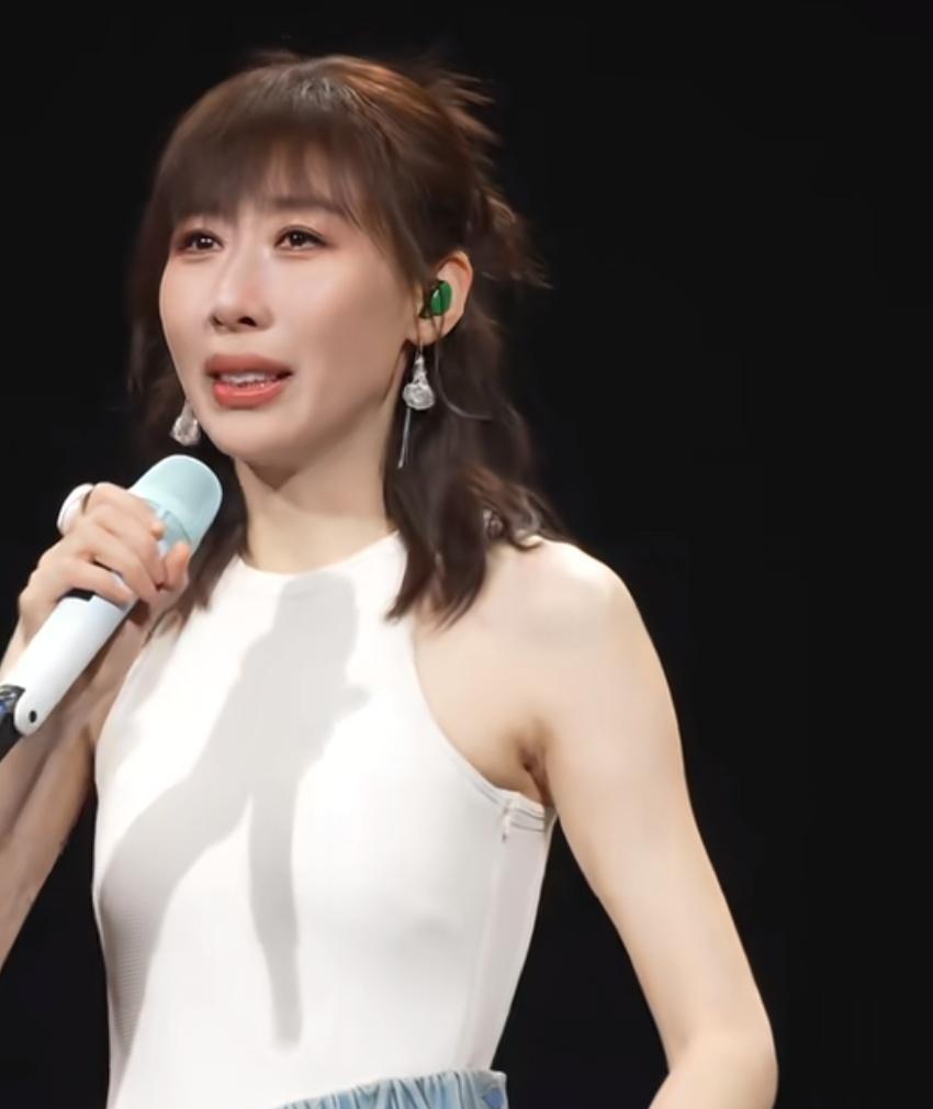 没有伴舞、没有嘉宾、没有换装，一个人一支话筒，硬生生唱完26首歌！网友直呼：那个