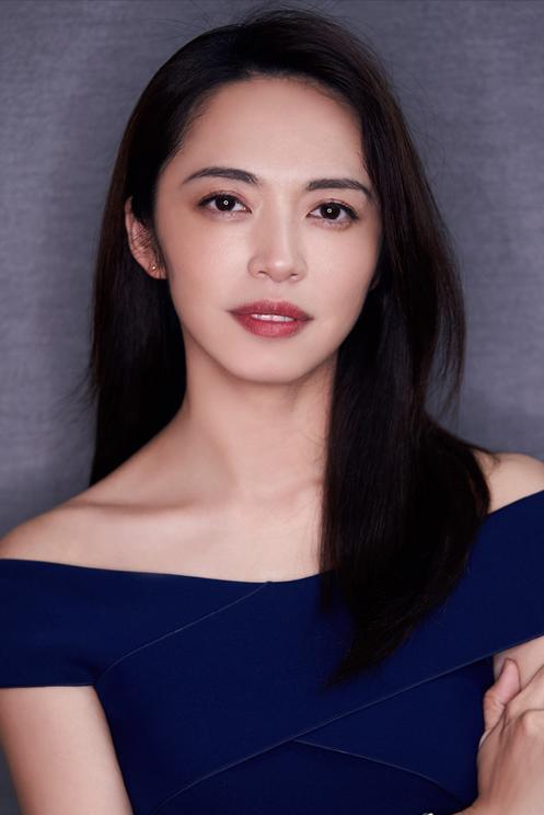 好奇查了一下姚晨的出身。不查不知道，一查才知道，姚晨根本不是资源咖，她就是一