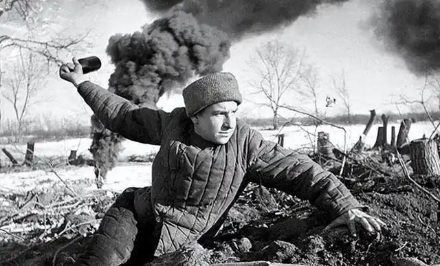 1944年，6万德军被50万苏军包围。苏军派人劝降，德国施特默尔曼上将说：“军人