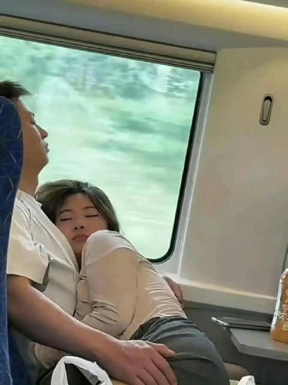 这应该是传说中的爹系男友确实很温馨甜蜜