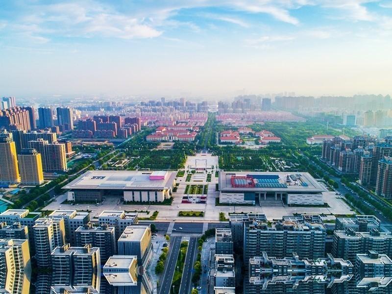 胖东来官宣不再续租许昌生活广场之后，房东这边急坏了。赶紧凑在一起开会，主动抛出
