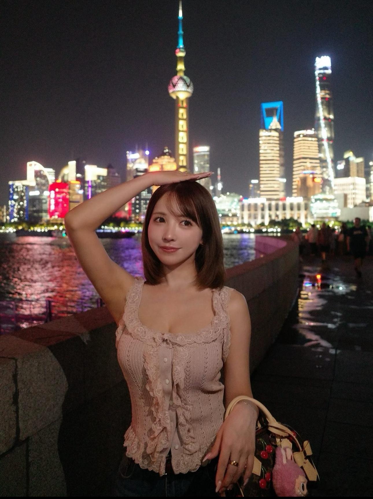 据说这是位女明星正在上海旅行看了半天我也不认识这是谁啊？上海旅行​​​