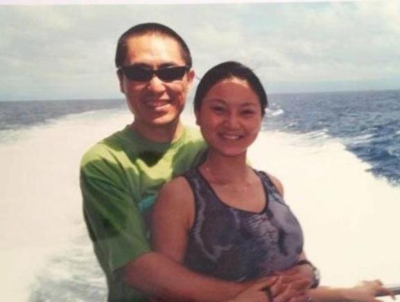 2014年，女演员何珺被张艺谋开除出剧组，于是她反手举报张艺谋超生，张艺