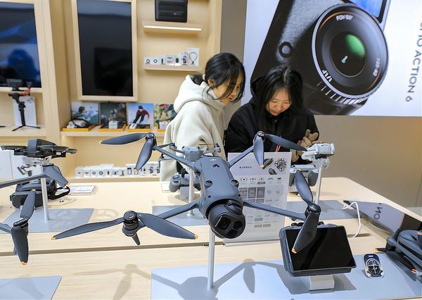 美国封禁大疆翻车现场！农民年亏数万，二手机涨价三成还抢疯了2025年12月