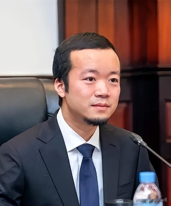 陈志，1987年出生，福建省福州市连江县人，拥有英国和柬埔寨双重国籍，柬埔寨太子