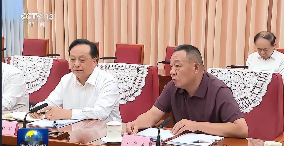 上新闻联播了，并且和中石化的一把手并排坐，也终于换了一款体恤，不是永远的黑套头衫