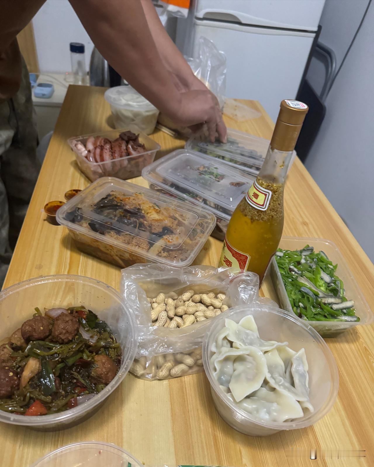 我有个朋友，二婚两年了。上周末喊我出去喝酒，喝到一半跟我说，二哥，撑不下去了