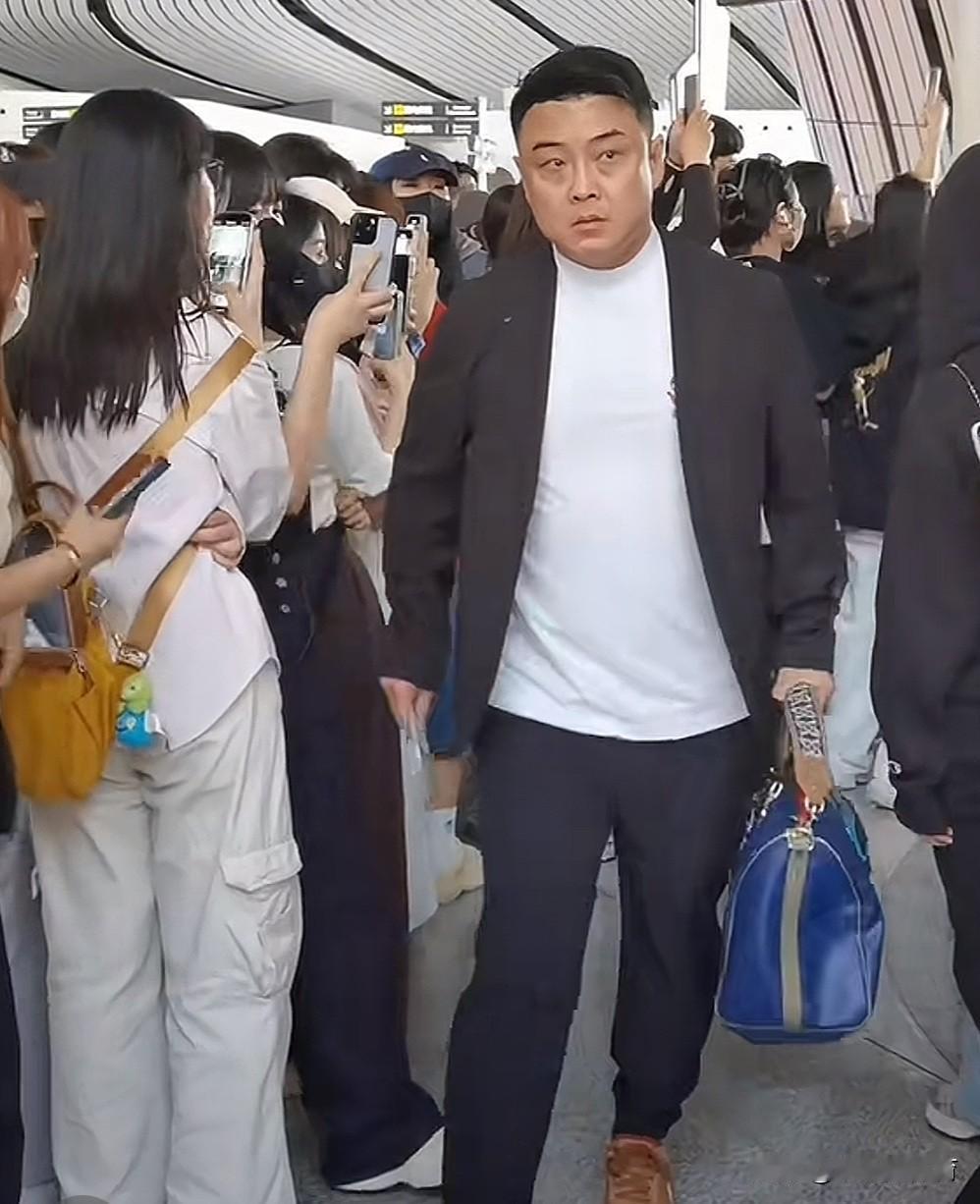 国乓男队主教练们平安抵达多哈！你看这几个教练的穿搭，男队总教练王皓，意气风发，走