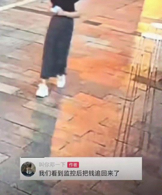 “丢人丢大了”！四川巴中，一名二十多岁的年轻女子，在路边闲逛的时候，趁一位摆