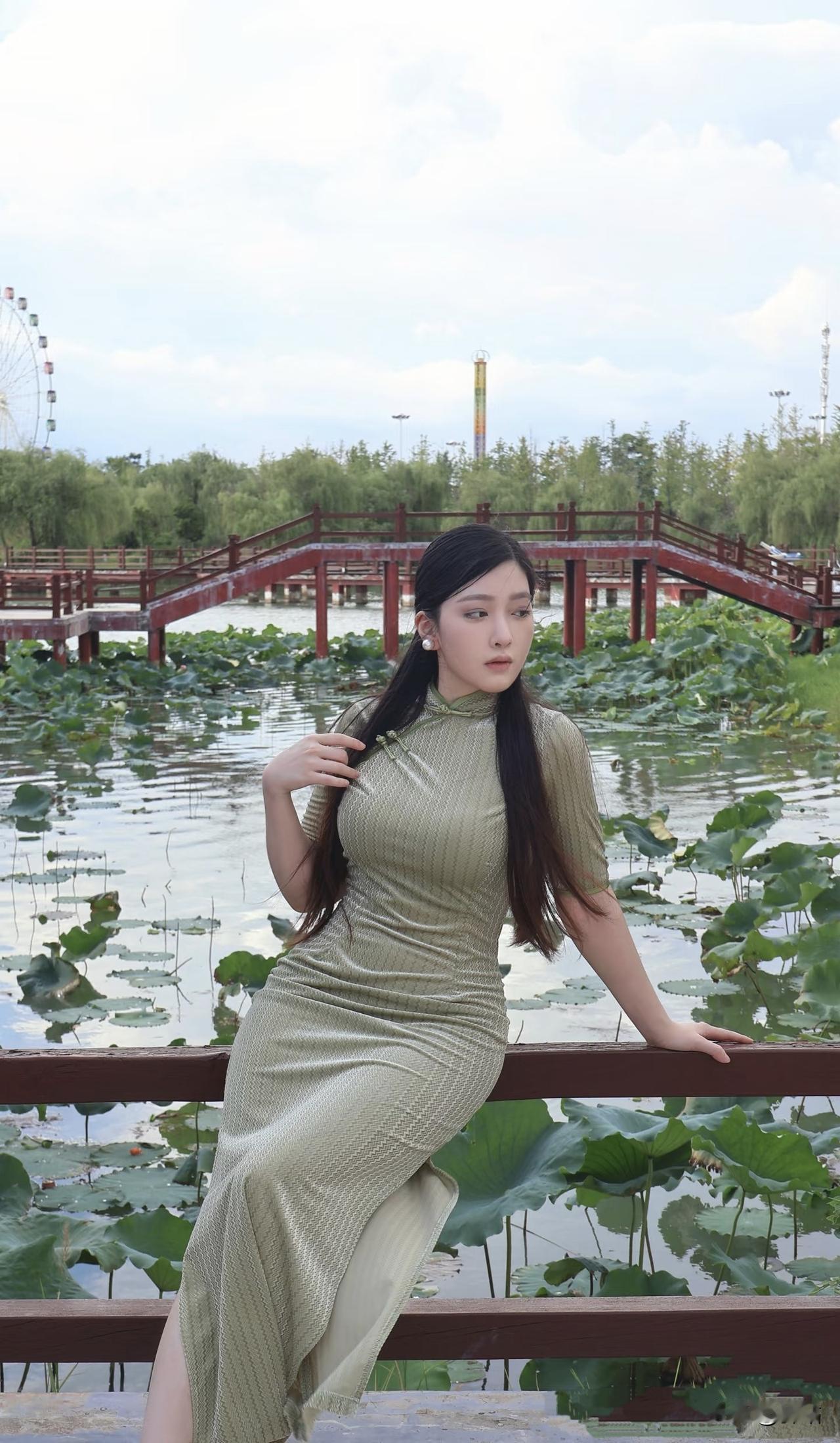 美图欣赏，看图写诗《湖畔赏荷》翠裙裁作柳风轻，临水亭亭立晚晴。波底云