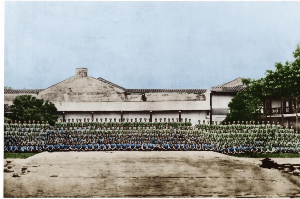 这张老照片，是黄埔军校第一期全体官长与学生的毕业合影，拍摄于1924年11月黄埔