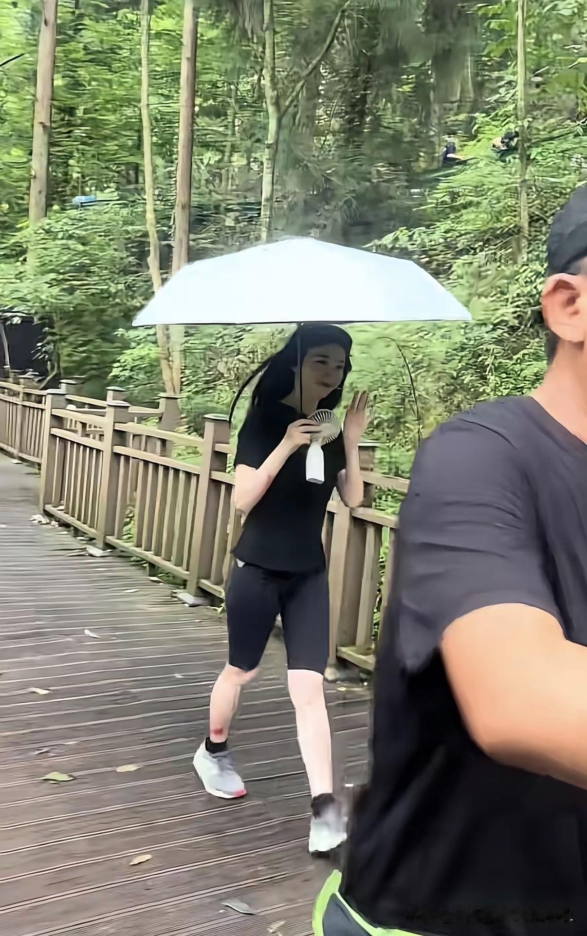 不是，差点没认出来！一开始还以为就是一个普通人！[捂脸哭][捂脸哭][捂脸哭]