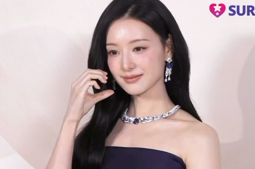 欧尼比宝蓝色珠宝更闪耀的美貌金智媛宝蓝色长裙配高珠金智媛比宝蓝色珠宝更闪耀的美貌