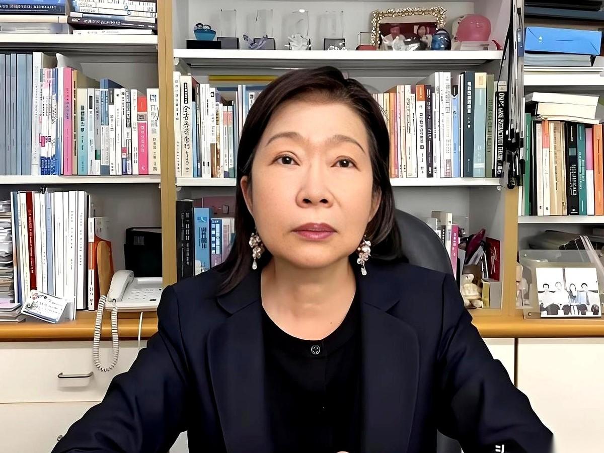 你特意换了件新睡衣，从他眼前晃过去。他眼皮都没抬一下，手机屏幕的光，映着一张毫