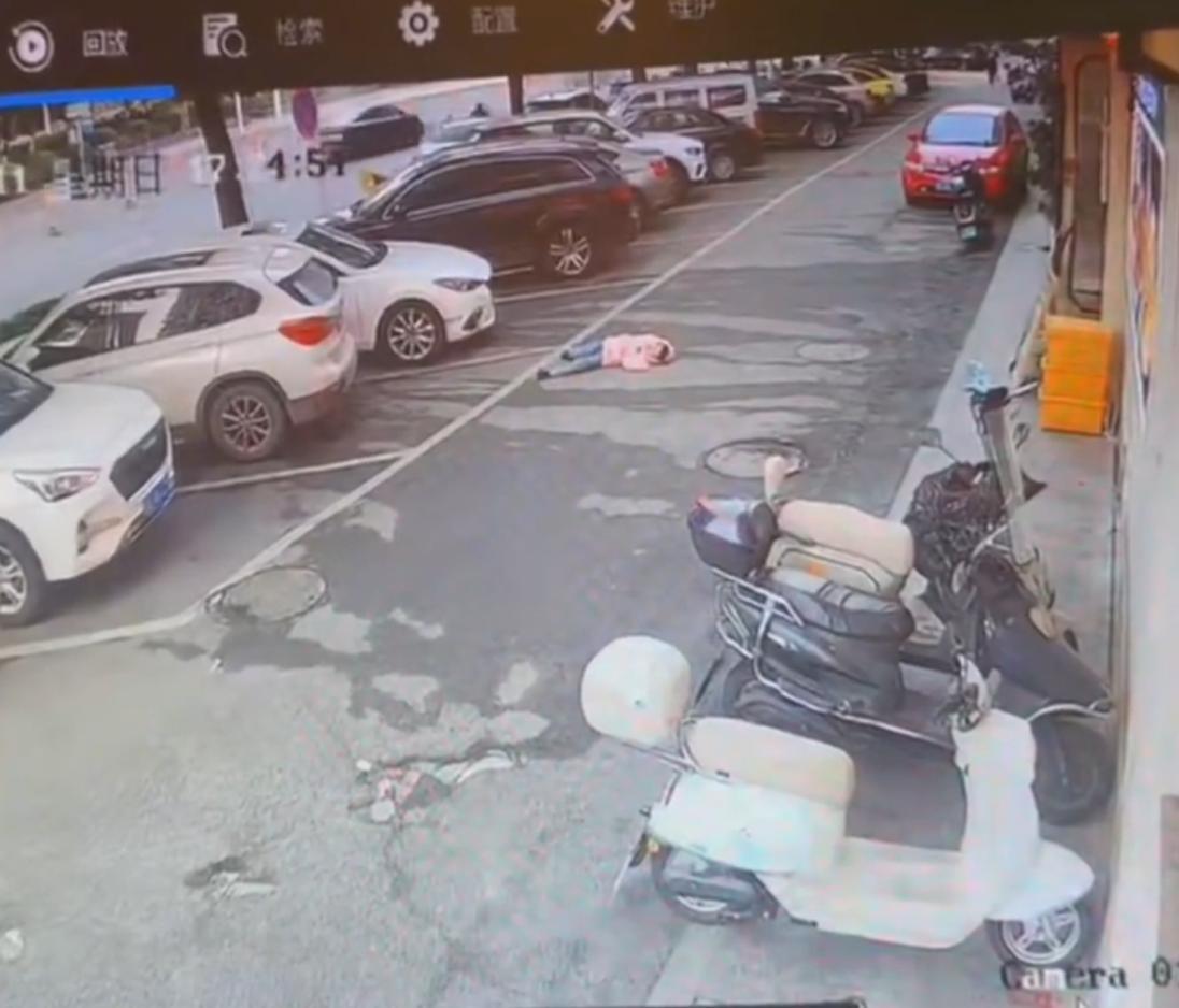 看哭了！湖南6岁女孩街头追喊妈妈，母亲躲车后离去，孩子情绪激动晕倒身亡这起