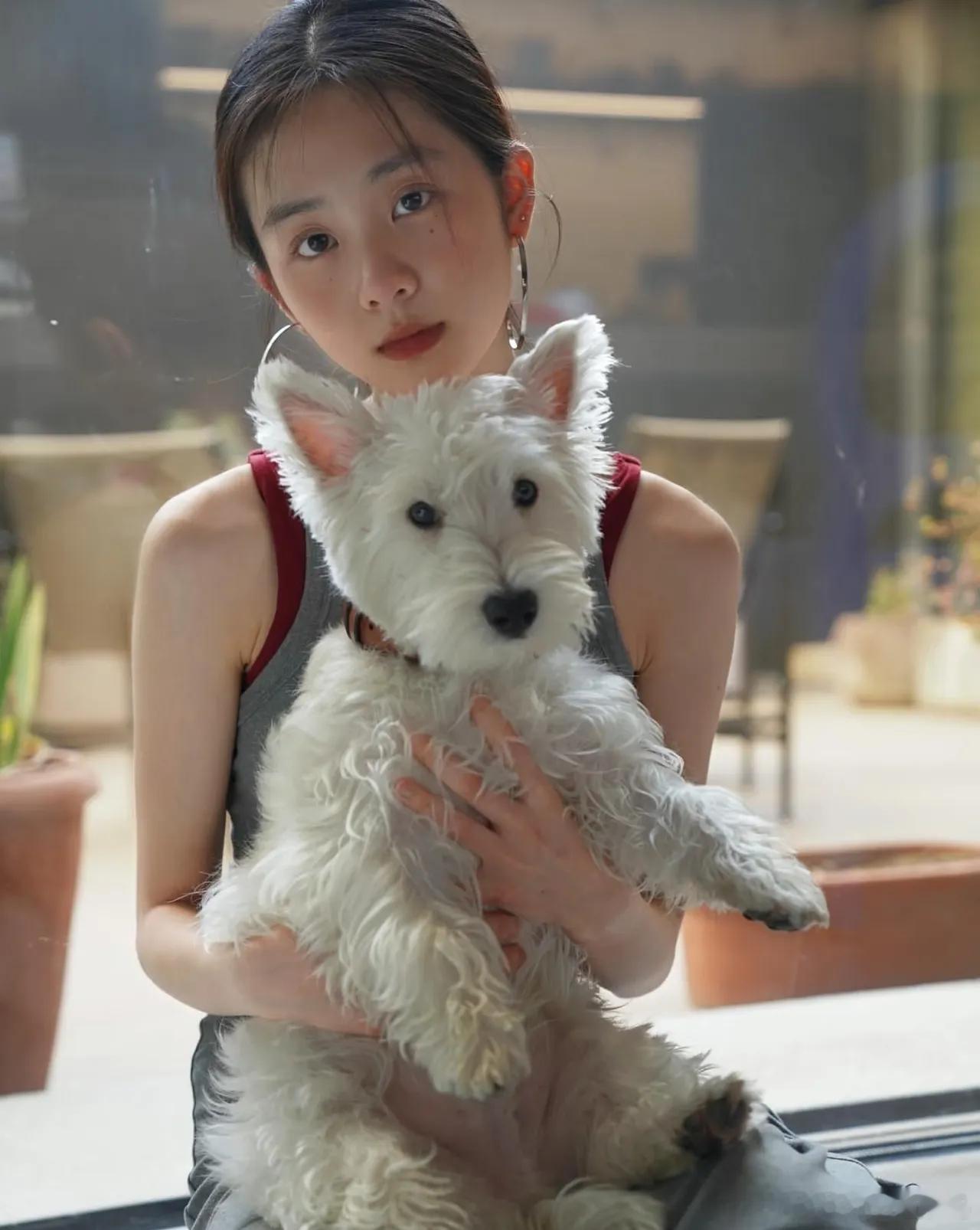 黄多多晒照显清瘦，颜值出众。作为星二代，她完美遗传父母优点，又独具文艺风格。不仅