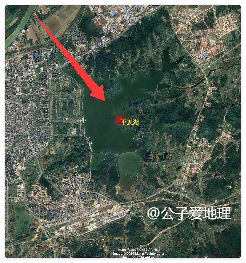 中国平天湖“仙境”惊艳外网，外网网友羡慕不已！你敢信吗，一条没加滤镜的航拍视频