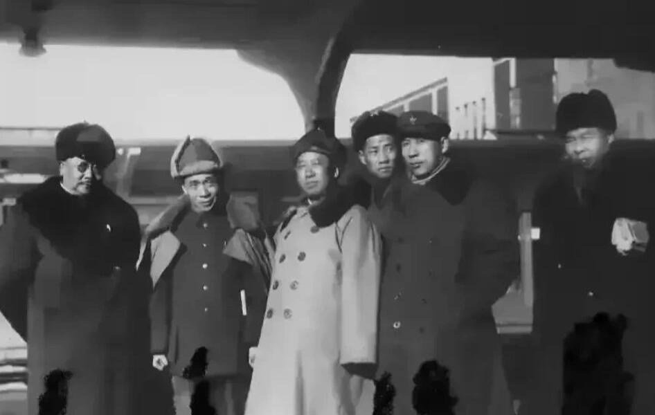 难得一见的毛岸英入朝之前与开国元勋的合影照。1949年12月7日，毛岸英与李克农