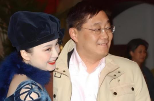 王京花带走几十位明星，华谊被迫改写规则2005年夏天，华谊一间会议室里，王京