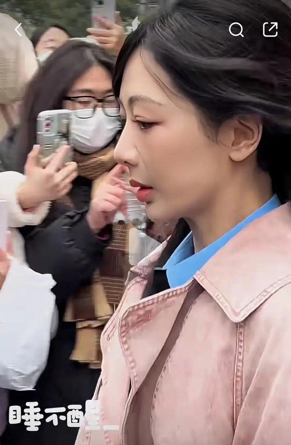 杨紫的脸是瓷娃娃吧。多个粉丝感觉很尽力了无论从哪个角度怎么拍都不行​​​