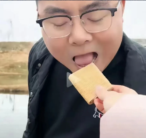 许妈的大宝贝，看看郭威这些经典又夸张的动作。红配绿，郭威这身打扮让网友们吐槽了哦