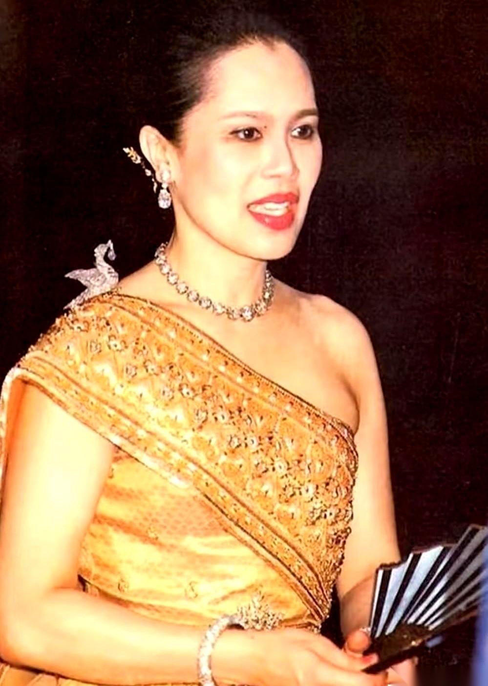 我得说，泰国王室那只钻石小鸟，差点闪瞎我的眼。本来以为就是个平平无奇的奢华胸针