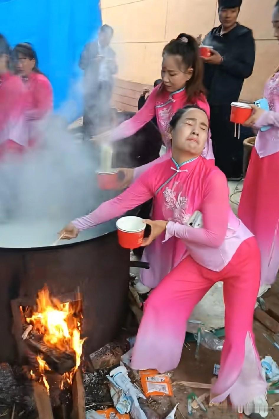 果然是舞蹈队的，盛饭面都在摆造型，捞个面条还能练习舞蹈动作和表情中国人的国粹面