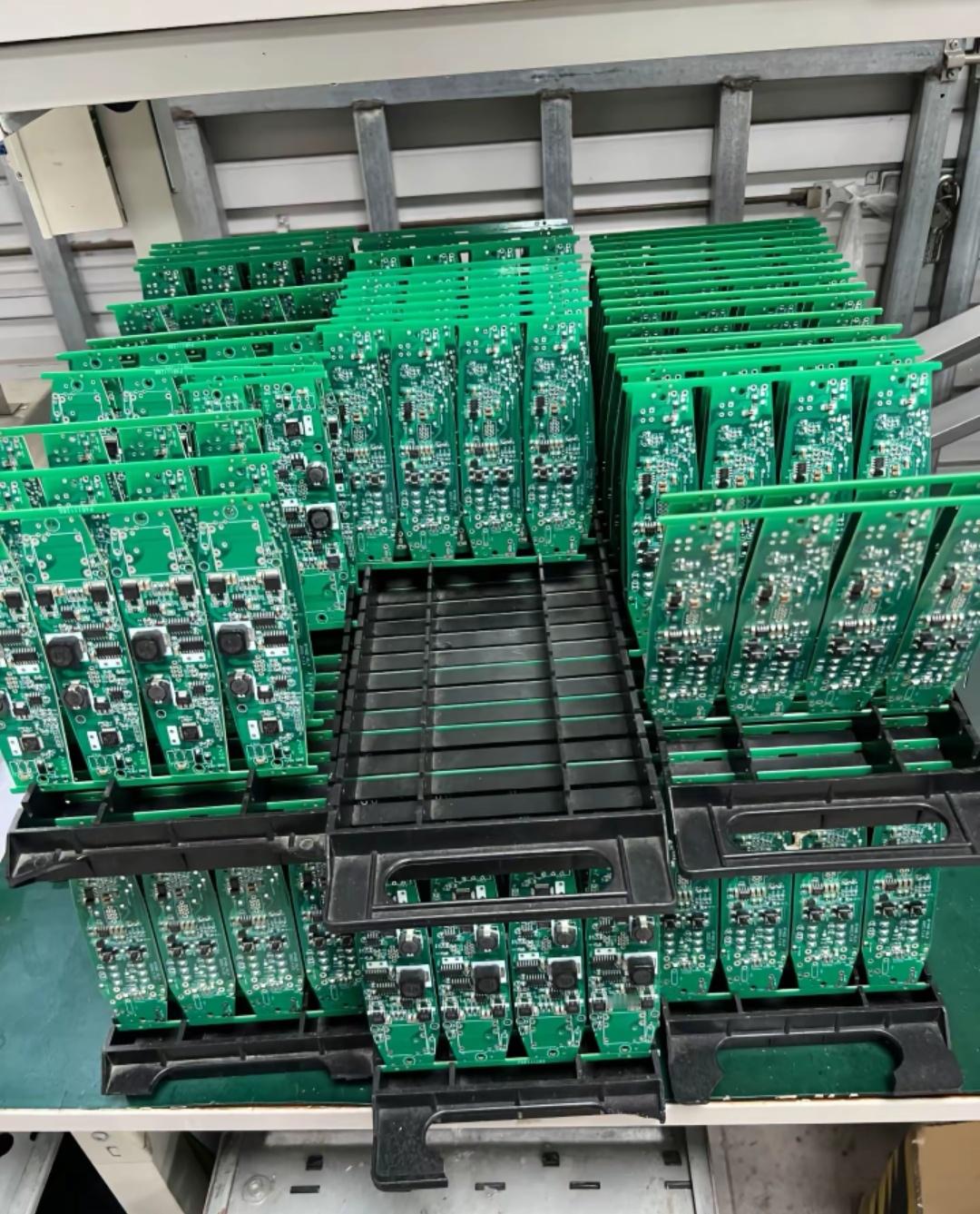PCB概念股清单：-PCB（印制电路板）作为电子产品的"中枢神经"，承担元器件