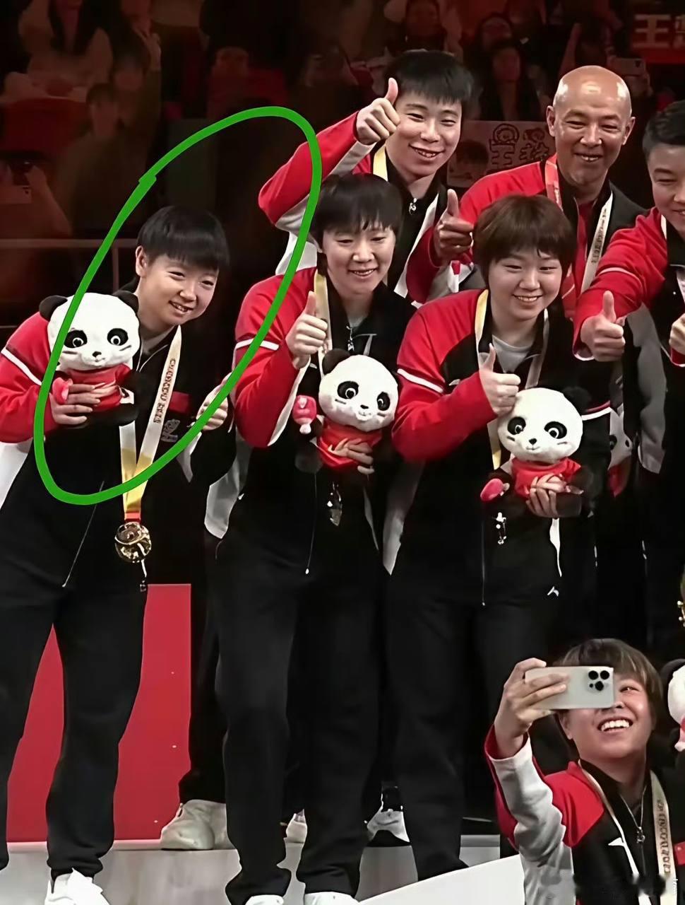 我看了好几遍才看懂，孙颖莎现在的球技和情商，配得上媒体对她“绝对女王”的称号。孙