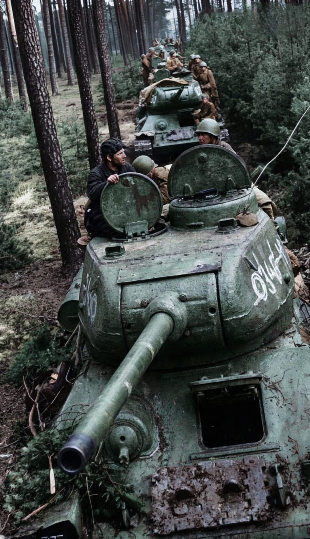 二战苏德战场彩色历史影像！图一：‌1945年，反推至纳粹德国境内的苏军第3近