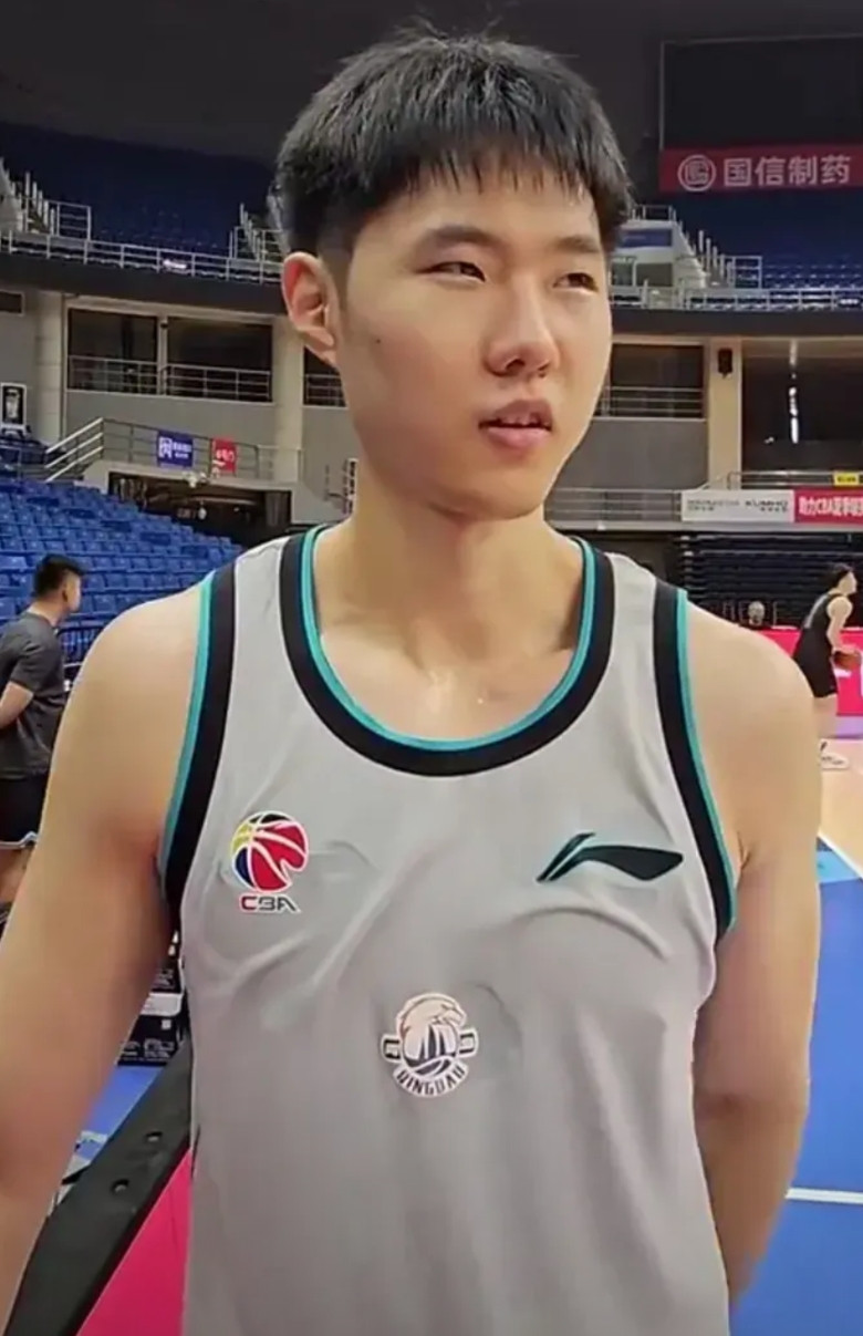 赵嘉义被球迷认为是中国男篮亚洲杯最让人失望的球员之一，从一开始的首发，到后来被王