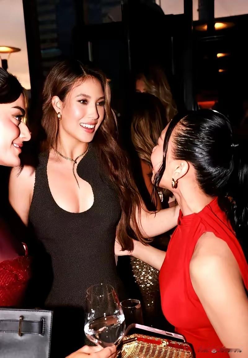 谷爱凌这张照片看起来非常的大气，非常的成熟，远远超出了她的实际年龄，年纪轻轻的她