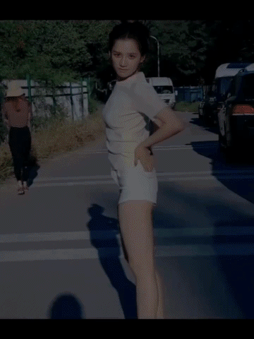 腿是张婧仪的唯一槽点了吧！她这腿在女明星中是不是有点太粗了，感觉她穿牛仔裤，短裤