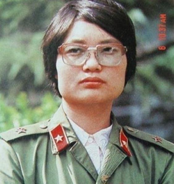 1986年，一位美女医生被哨兵拦住，要求出示通行证，怎料她直接从怀里掏出一颗手榴