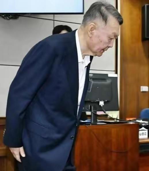 10月30日,看到了尹锡锐出现在法庭上,这时候,尹锡锐对法庭的态度是十分地强硬,