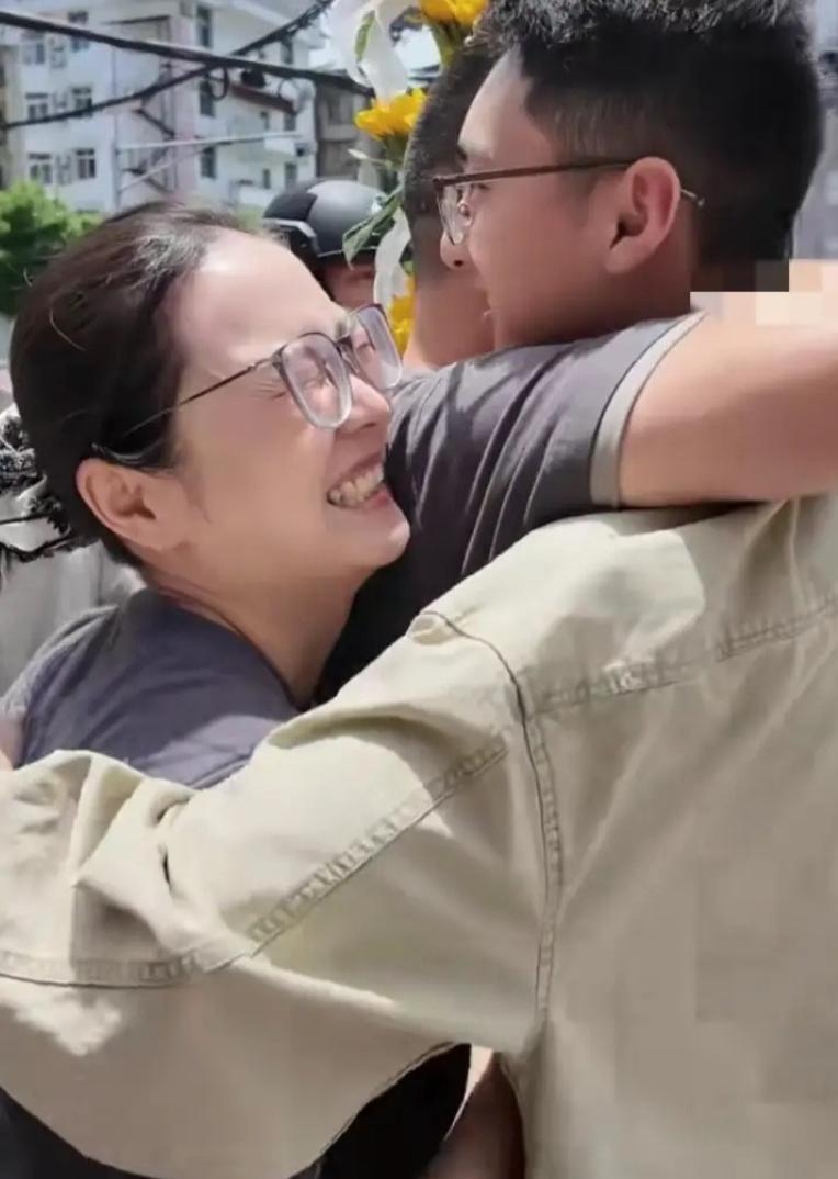 看哭了！四川广元，一名男生在高考最后一天跑出考场，见到了自己的哥哥嫂嫂，感谢的话
