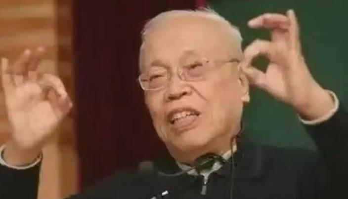 “中美差距有多大？”中国科学院院士姜伯驹曾经一语惊人：“不是别人卡我们脖子，而是
