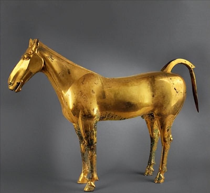 1981年，陕西一老农在田里干农活时，意外挖到一匹26公斤重的大金马。一锄头