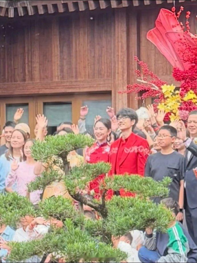 曝许嵩婚礼没有圈内好友参加！许嵩一直都和圈子保持距离，不爱应酬，不混人脉局，这个