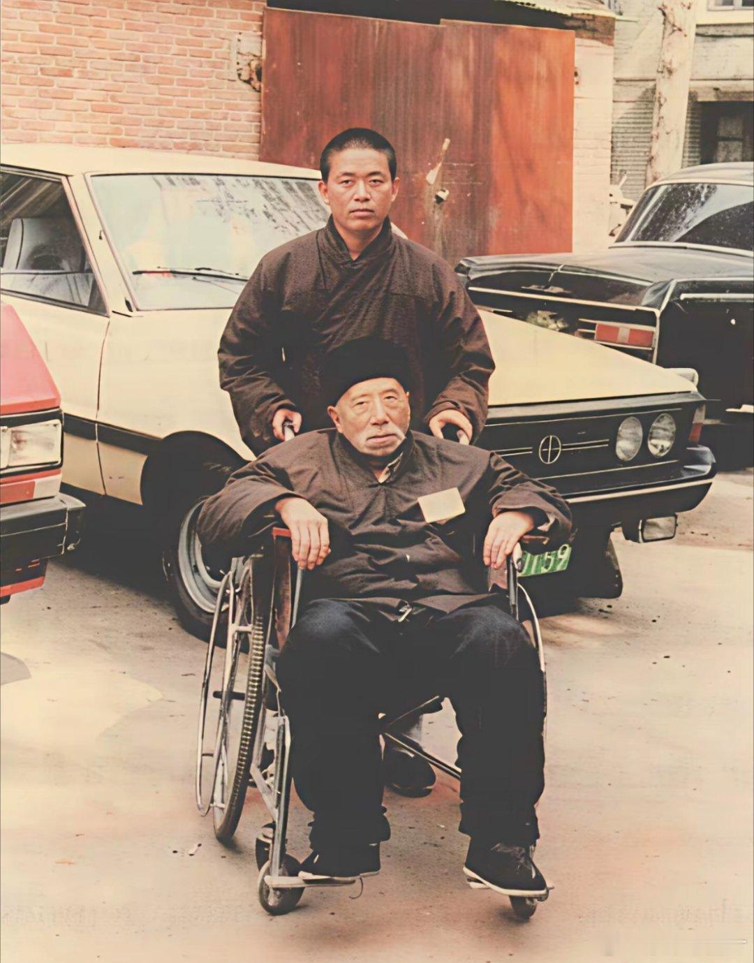 1986年，河南。21岁的释永信用轮椅推着师傅去瞧病。那时他不拘言笑，看起来敦厚