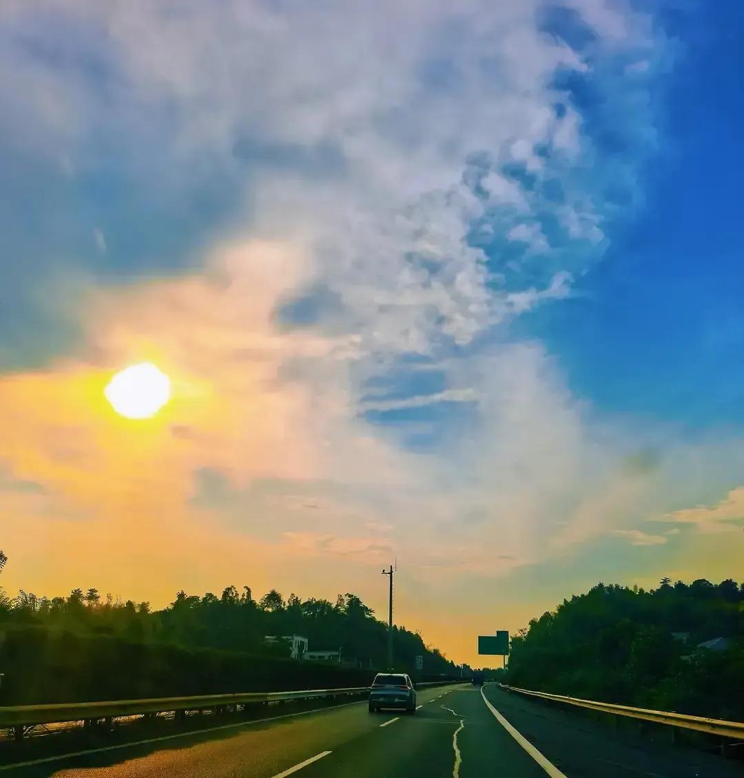 我刷到个帖子，说男生出差路过长沙，前女友约他吃饭，两年没见，他以为会心跳加速，结