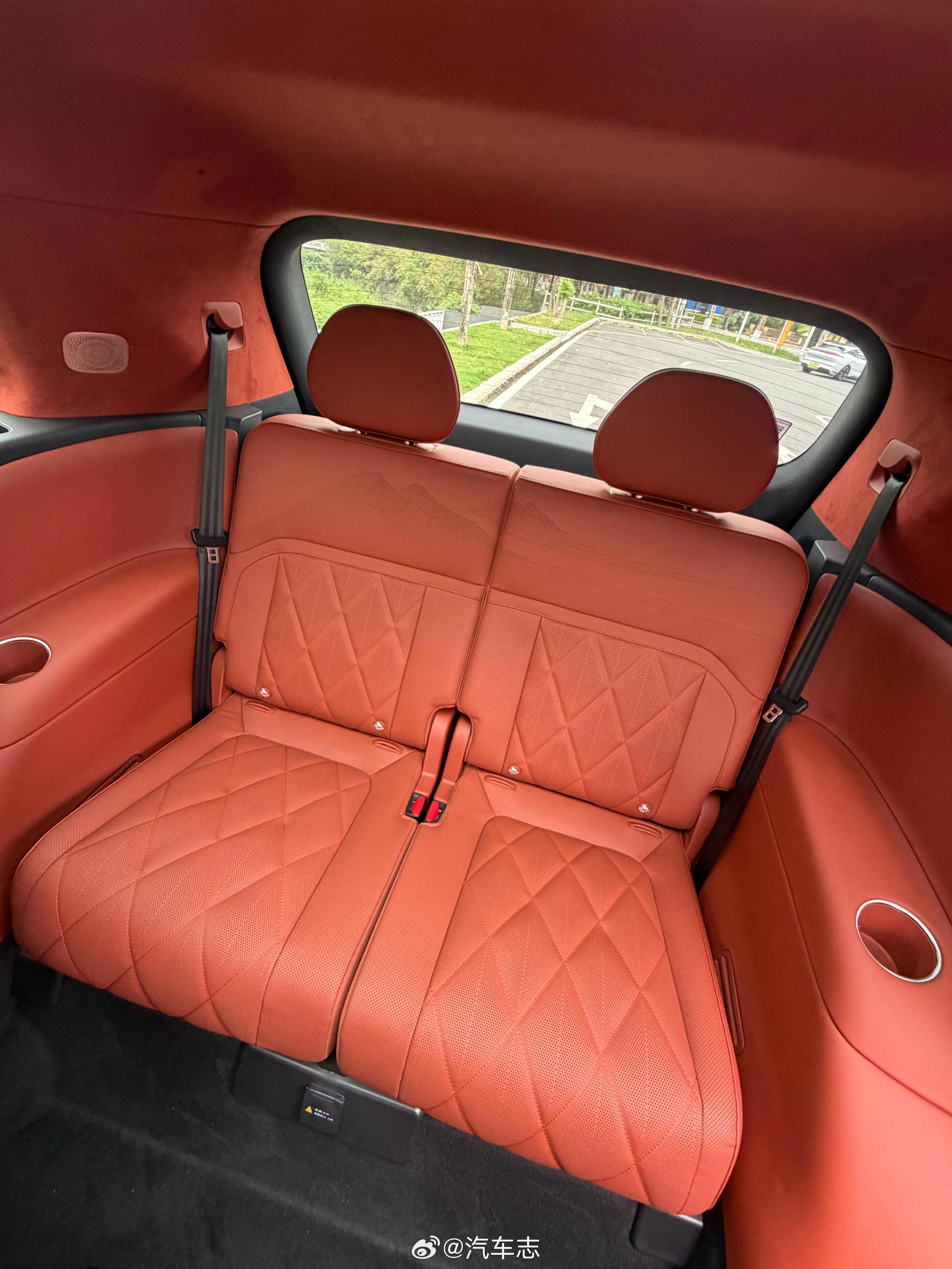 泰山第三排有完整的座椅功能，值得表扬！座椅前后电动调节、电调靠背、加热通风，乘坐