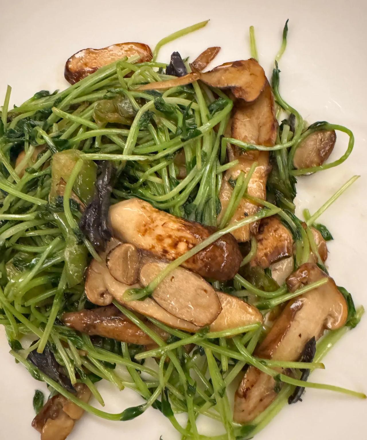 这两道菜199元卖给上海人都不算贵！松茸炒的豌豆苗，用的猪油，香甜无比松茸